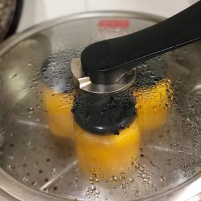 将入瓶的黄桃肉大火蒸制15分钟，迅速把盖子拧紧。放凉后，常温保存的话放在阴凉处即可，冷冻后口感最佳，建议一周后再开吃。^_^