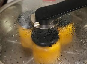 将入瓶的黄桃肉大火蒸制15分钟，迅速把盖子拧紧。放凉后，常温保存的话放在阴凉处即可，冷冻后口感最佳，建议一周后再开吃。^_^