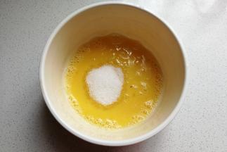 鸡蛋一枚先打入碗中打散，再加入白糖，然后用手动打蛋器搅拌均匀。