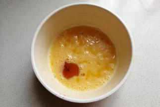 再加入少许香草精继续搅打均匀。