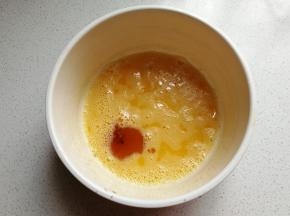 再加入少许香草精继续搅打均匀。