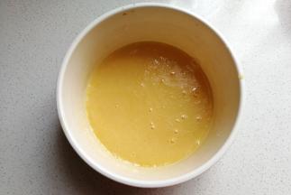 接着倒入玉米油，继续搅打至乳化状态。