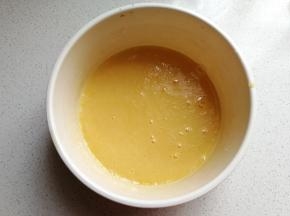 接着倒入玉米油，继续搅打至乳化状态。