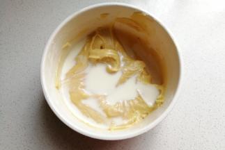 接着再倒入温热的牛奶。