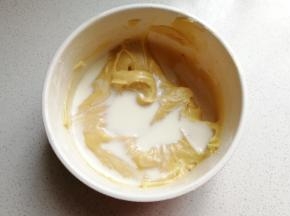 接着再倒入温热的牛奶。