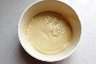 继续用搅拌刀翻拌至完全融合状态。