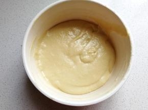 继续用搅拌刀翻拌至完全融合状态。