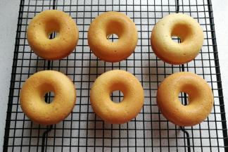 烤好的甜甜圈出炉彻底晾凉。