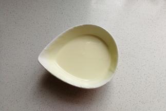 然后再把白巧克力隔热水融化。