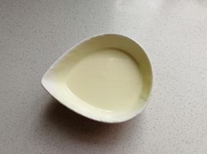 然后再把白巧克力隔热水融化。