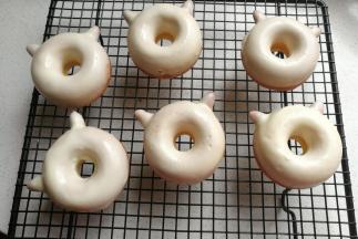 所有的甜甜圈沾好巧克力后，放置巧克力表面凝固，可以放入冰箱冷藏一下加速凝固。