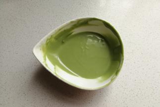 再把剩下的白巧克力中加入抹茶粉，搅拌混合均匀。