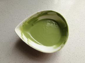 再把剩下的白巧克力中加入抹茶粉，搅拌混合均匀。