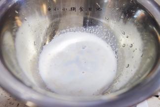 倒入牛奶将酵母融化，开始会一坨，一会就会化开了