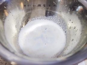 倒入牛奶将酵母融化，开始会一坨，一会就会化开了