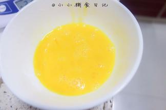 鸡蛋液50g要先用筷子打散，不要有一整块的蛋白