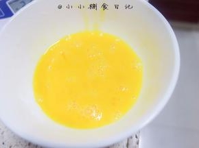 鸡蛋液50g要先用筷子打散，不要有一整块的蛋白
