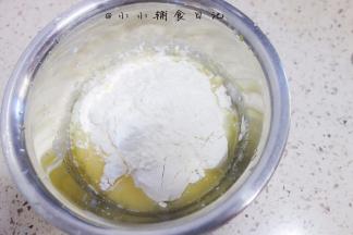 倒入蛋液混合以后再加入低筋面粉混合成稠稠的面糊