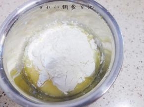 倒入蛋液混合以后再加入低筋面粉混合成稠稠的面糊
