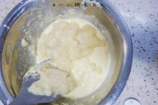 香蕉泥倒入面糊中混合均匀