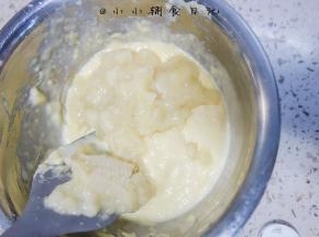 香蕉泥倒入面糊中混合均匀