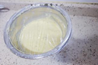 盖上保鲜膜，夏天就常温发酵就可以了，冬天放在蒸锅里下面倒点热水就可以