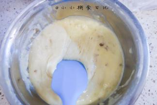 发酵至有点蓬松，大概1.5倍大，看一下有一些蜂窝就可以了，不要去搅拌面糊了