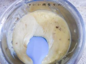 发酵至有点蓬松，大概1.5倍大，看一下有一些蜂窝就可以了，不要去搅拌面糊了