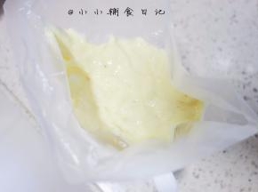准备一个裱花袋轻轻的将面糊装进裱花袋里面备用