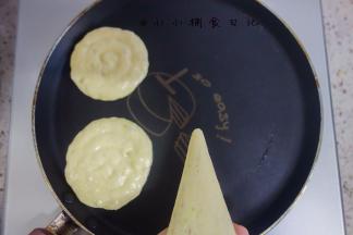 不粘锅刷一层薄薄的油然后挤上面糊