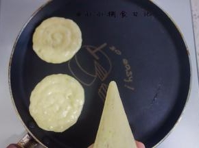 不粘锅刷一层薄薄的油然后挤上面糊