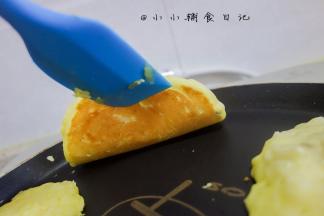 表面有点凝固了你看看底部有点微黄色就是可以翻面了