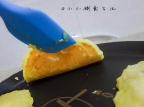 表面有点凝固了你看看底部有点微黄色就是可以翻面了