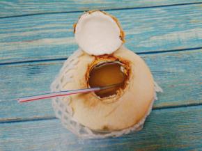 买的是进口椰青，咱先喝汁吧