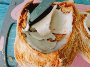 小心的用小刀将椰肉慢慢挖下来
