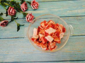 准备好排骨，买的是肋排。