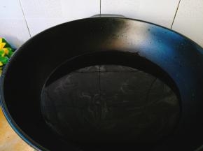 取出炒锅，锅里坐水，煮开。