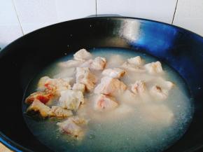 用开水焯一遍，去除血沫，再用温水冲一遍