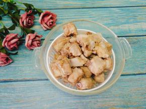 排骨沥干水分，备用。