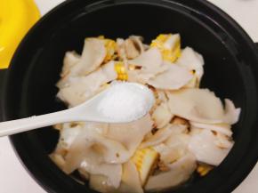 再继续加入椰肉，适量盐 