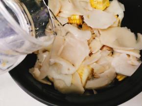 砂锅中放入足量的热水，煲汤的时候一次性的加足量的水，中途要加水会减淡汤的鲜味，如果一定要加水也要加热水，凉水会让肉质收缩，影响口感。