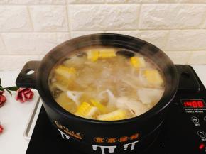 大约还剩下半小时左右的时间，炖到排骨软烂