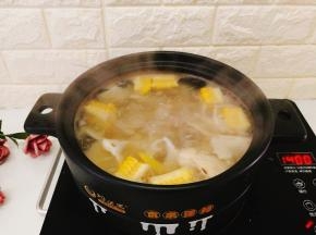 大约还剩下半小时左右的时间，炖到排骨软烂