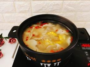 最后还剩下10几分钟时，加入适量枸杞子。