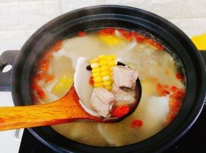 非常赞的椰肉玉米排骨汤就完成了，淡淡的奶香味。