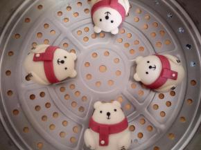 最后用白色的面团揉一个小小的圆点做围巾的装饰，全部做好后室温发酵30分钟（夏天室温发酵，冬天烤箱或者发酵箱发酵。夏天天气热，一般是等做好小熊的装饰就差不多发好了）