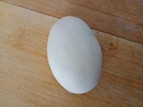 收口后揉成椭圆形用来做熊的身体，其余3个都如此