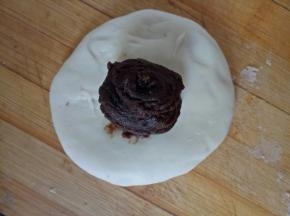 取一个45克的面团包入适量的豆沙