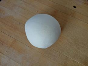 将主材料中的材料混合成团后静置10分钟左右，然后揉成光滑的面团