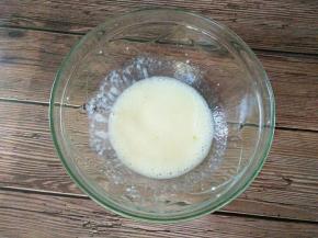 把色拉油与纯牛奶混合，搅打到融合乳化